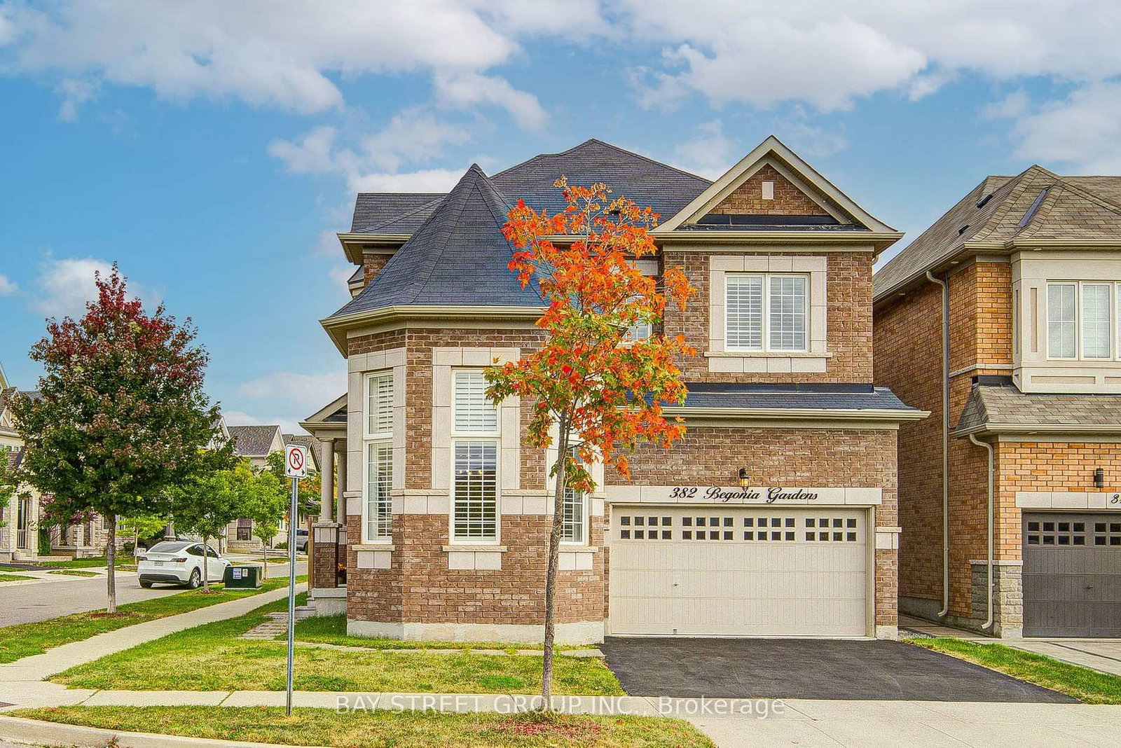 382 Begonia Gardens • Oakville, ON photo 2