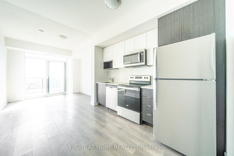 204 Burnhamthorpe Rd E photo 1