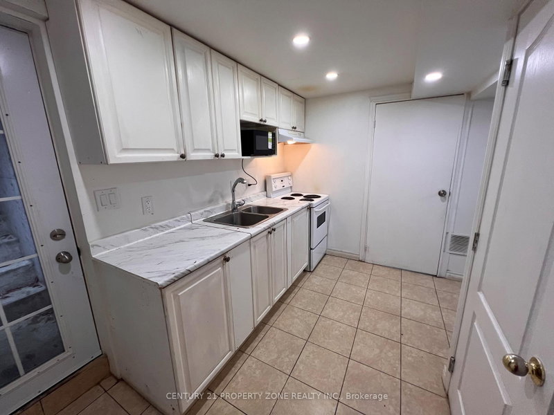 6 Roehampton Cres W photo 2