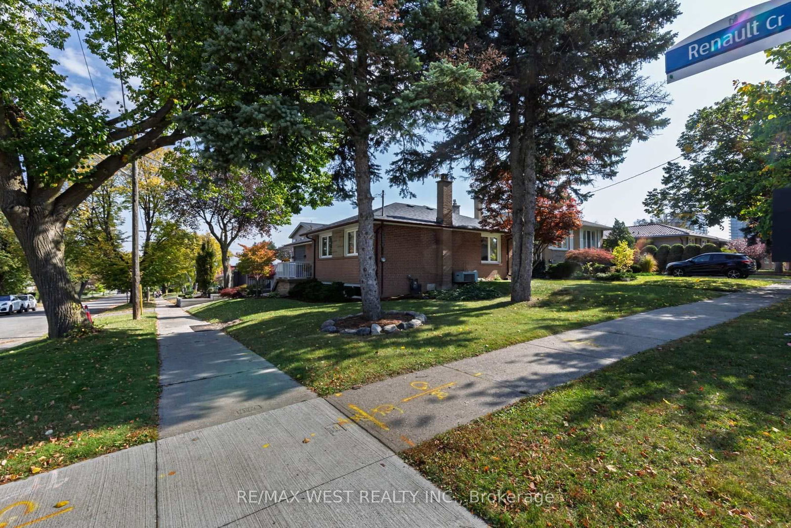 82 Renault Crescent • Toronto, ON photo 44