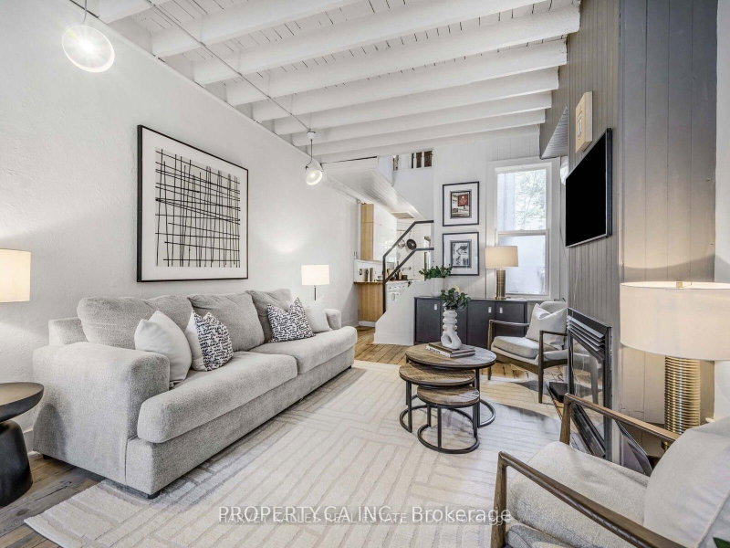 18 Saunders Ave photo 4
