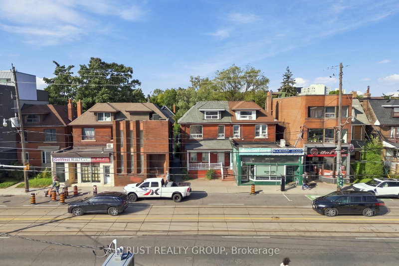 2279 Dundas St W photo 1