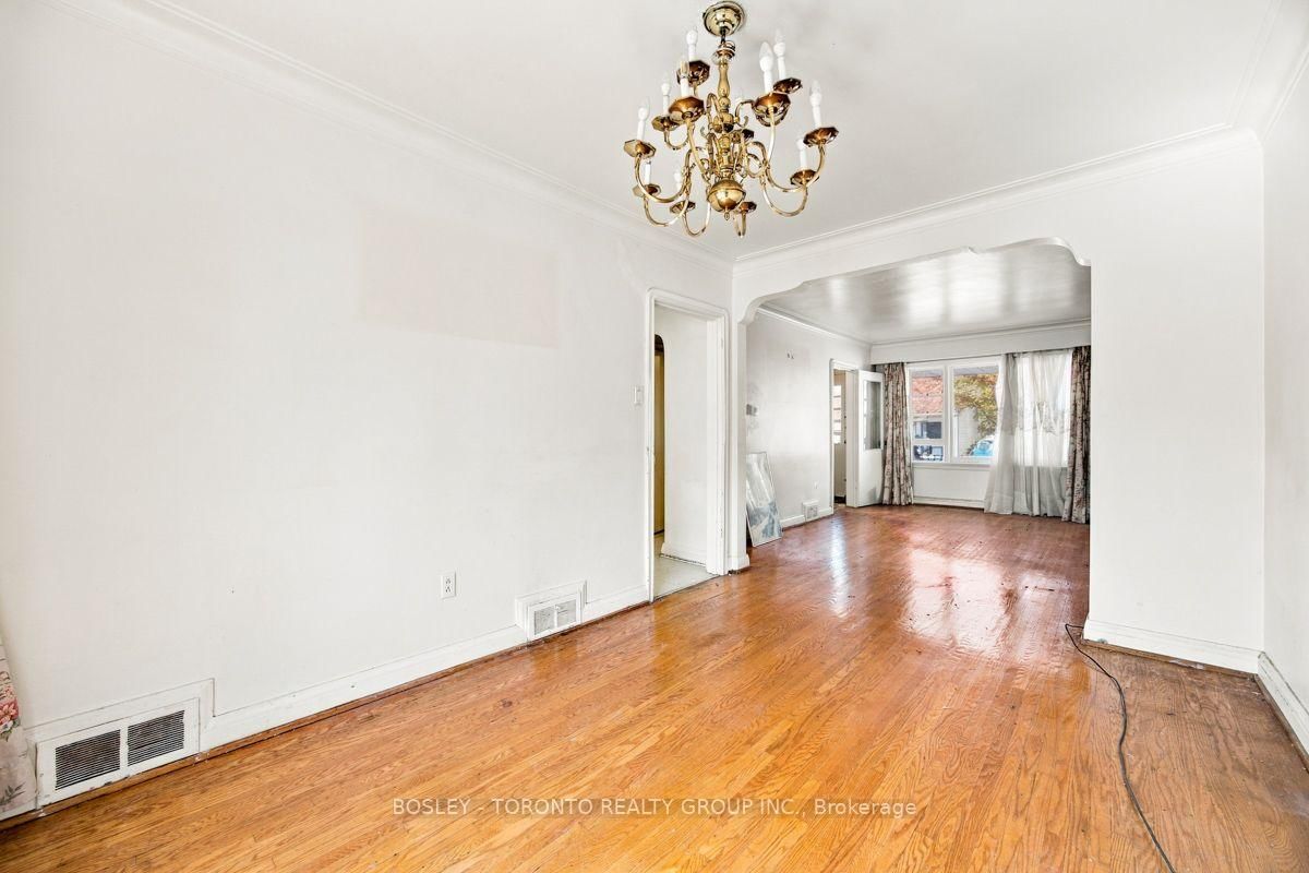 431 Ridelle Avenue • Toronto, ON photo 8