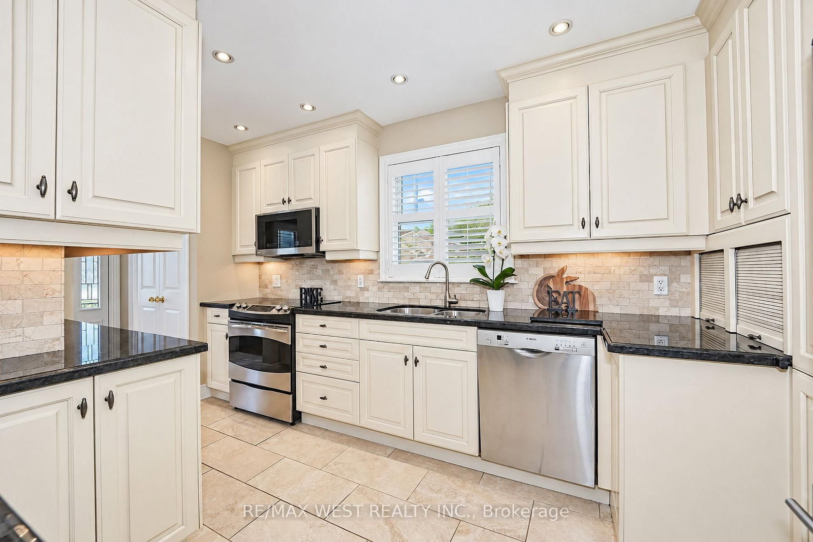 18 Nashland Avenue • Toronto, ON photo 8