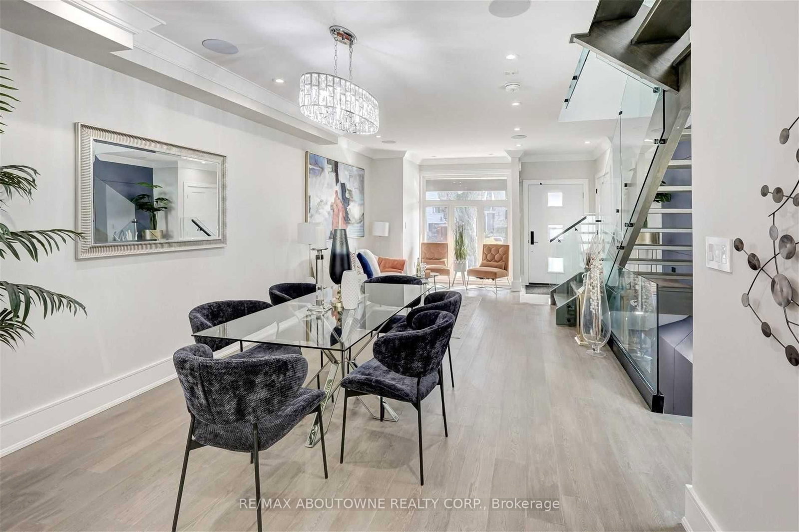 94 Lake Crescent • Toronto, ON photo 7