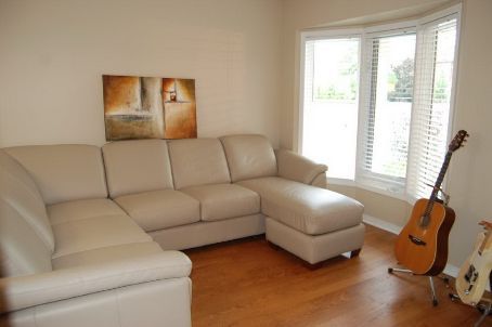 5380 Floral Hill Cres, Mississauga, L5V1V3 | Image 2