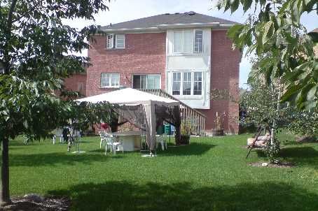 18 Brambirch Cres, Brampton, L7A1V1 | Image 2