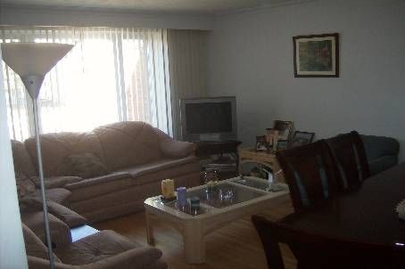 19 Buttonwood Ave, Toronto, M6M2H9 | Image 2