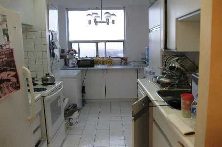 911 - 3 Lisa St, Brampton, L6T4A2 | Image 2