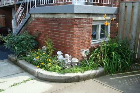 72 Dantek Crt, Brampton, L6V3T4 | Image 2