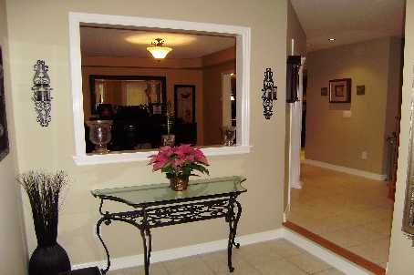 855 Knotty Pine Grve, Mississauga, L5W1K2 | Image 2