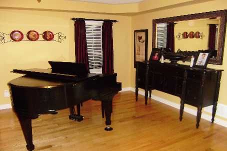 855 Knotty Pine Grve, Mississauga, L5W1K2 | Image 3