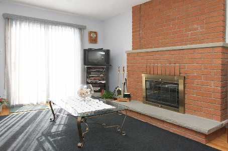 928 Knollwood Crt, Mississauga, L5C3L9 | Image 2