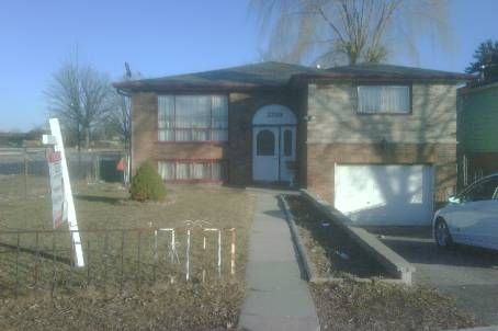 3720 Brandon Gate Dr, Mississauga, L4T3M8 | Image 2
