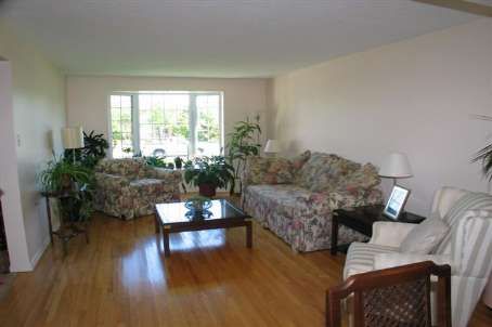 682 Willowbank Tr, Mississauga, L4W3L8 | Image 2