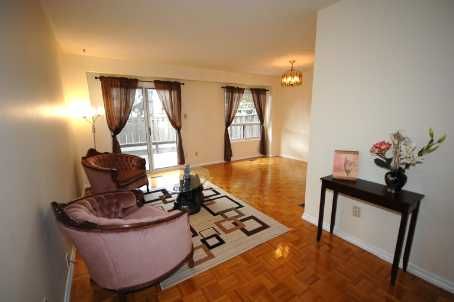 10 Collins Cres, Brampton, L6V3M9 | Image 3