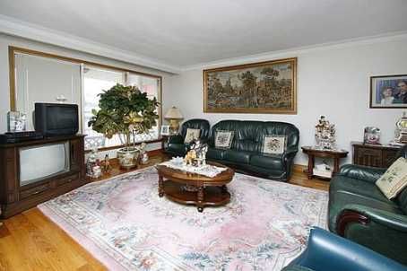 1649 Carletta Dr, Mississauga, L4X1E6 | Image 2