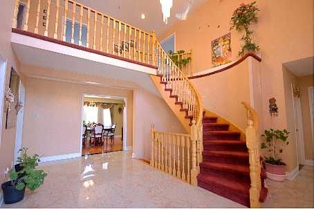 5683 Oldcastle Cres, Mississauga, L5M4X6 | Image 2