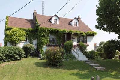Detached House sold at 220 Falstaff Avenue, Toronto, Ontario, M6L2E9 - Maple Leaf - MLS: W2125078