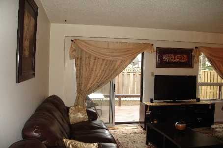 10 Collins Cres, Brampton, L6V3M9 | Image 2