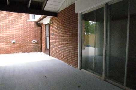 3670 Crabtree Cres, Mississauga, L4T1S6 | Image 2