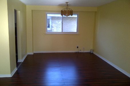 3027 Coral Dr, Mississauga, L4T1Z2 | Image 3