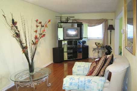 18 Manett Cres, Brampton, L6X4X4 | Image 2