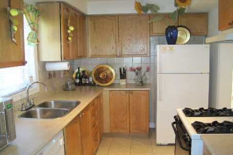 18 Manett Cres, Brampton, L6X4X4 | Image 3