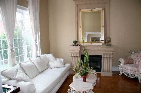 2489 Olinda Crt, Mississauga, L5C4P5 | Image 2