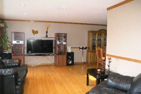 105 Avondale Blvd, Brampton, L6T1H5 | Image 2