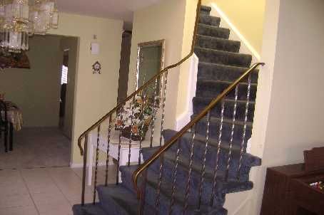 31 Junewood Cres, Brampton, L6S3T5 | Image 3