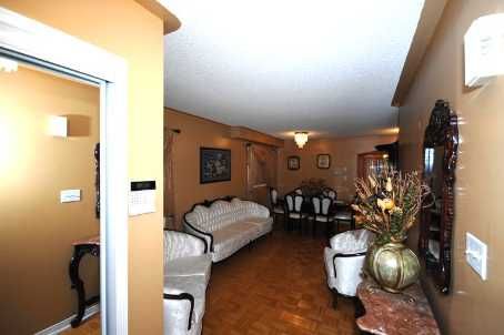 11 Poplar Plains Rd, Brampton, L7A2E3 | Image 2