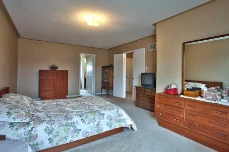 517 Ravenstone Cres, Mississauga, L5R4A6 | Image 2