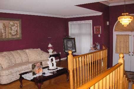 112 Cresthaven Rd, Brampton, L7A1H8 | Image 2