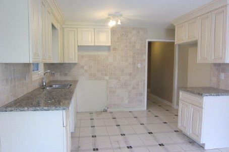 257 Huntington Ridge Dr, Mississauga, L5R1S3 | Image 2