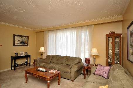 9 Ridgetop Ave, Brampton, L6X1Z6 | Image 2