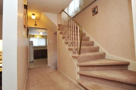 2637 Altadena Crt, Mississauga, L5K1G1 | Image 2