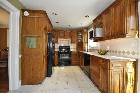 517 Farmstead Dr, Milton, L9T4N7 | Image 2