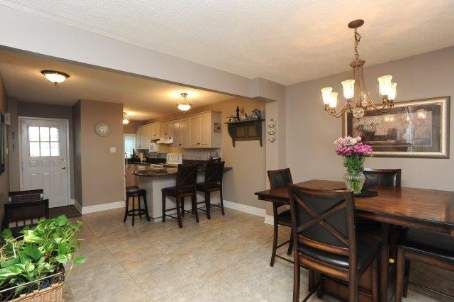 812 Sweetwater Cres, Mississauga, L5H4A4 | Image 2