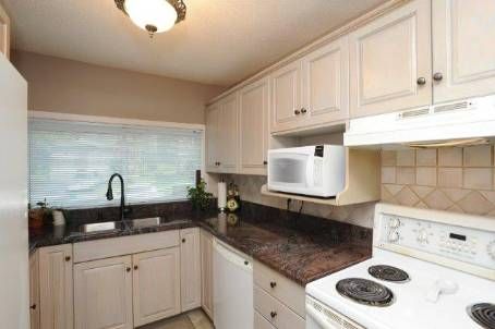 812 Sweetwater Cres, Mississauga, L5H4A4 | Image 3