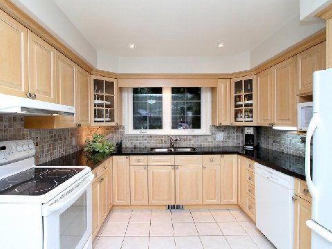 3334 Enniskillen Circ, Mississauga, L5C2M8 | Image 3