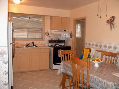 1147 Saturnia Cres, Mississauga, L4Y2M2 | Image 2