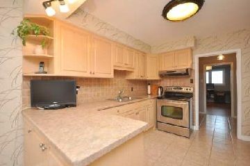 1719 Valentine Gdns, Mississauga, L5J1H4 | Image 3