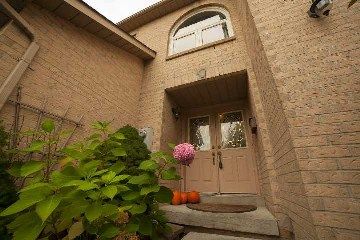 110 Richwood Cres, Brampton, L6X 4K7 | Image 2