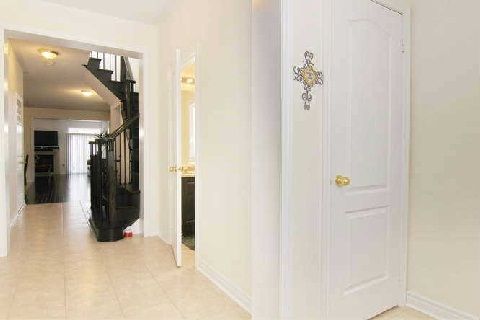 63 Lorenzo Circ, Brampton, L6R3N4 | Image 2