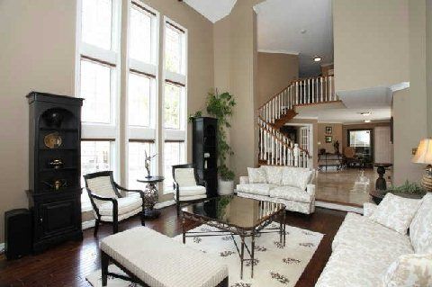 2064 Almira Crt, Mississauga, L5H4A5 | Image 2