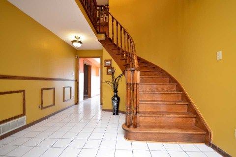 10 St Mark Pl, Brampton, L6X3W5 | Image 2