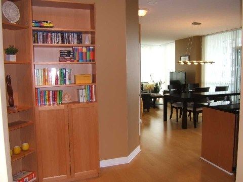 1909 - 3939 Duke Of York Blvd, Mississauga, L5B4N2 | Image 2