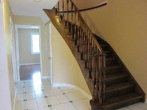 257 Huntington Ridge Dr, Mississauga, L5R1S3 | Image 2