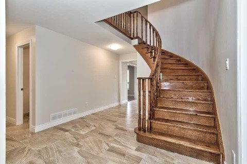 10 St Mark Pl, Brampton, L6X3W5 | Image 2